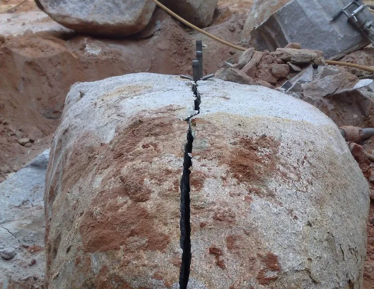 Desmonte de Rochas com Cunhas Pneumáticas